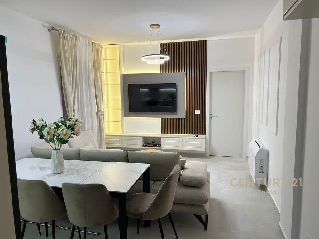 Jepet me qira apartament 2+1+2 pranë Shkollës së Kuqe!