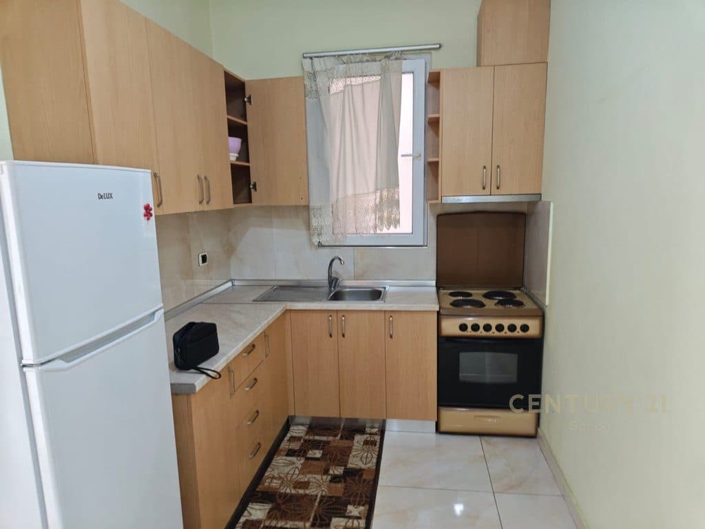 Ofrohet me qira apartament 1+1 në katin e 3-të të një vile private në zonën e 5 Majit. 2