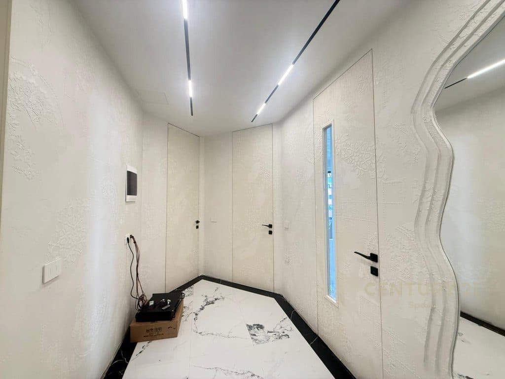 Në Unazën e Re ofrohet për shitje një apartament modern 2+1+2! 2