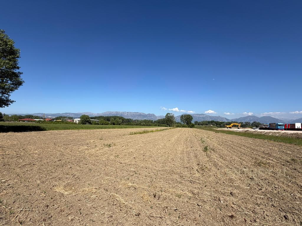 Shitet tokë me sipërfaqe 10,700 m² shumë pranë Aeroportit të Rinasit, buzë rrugës kryesore!