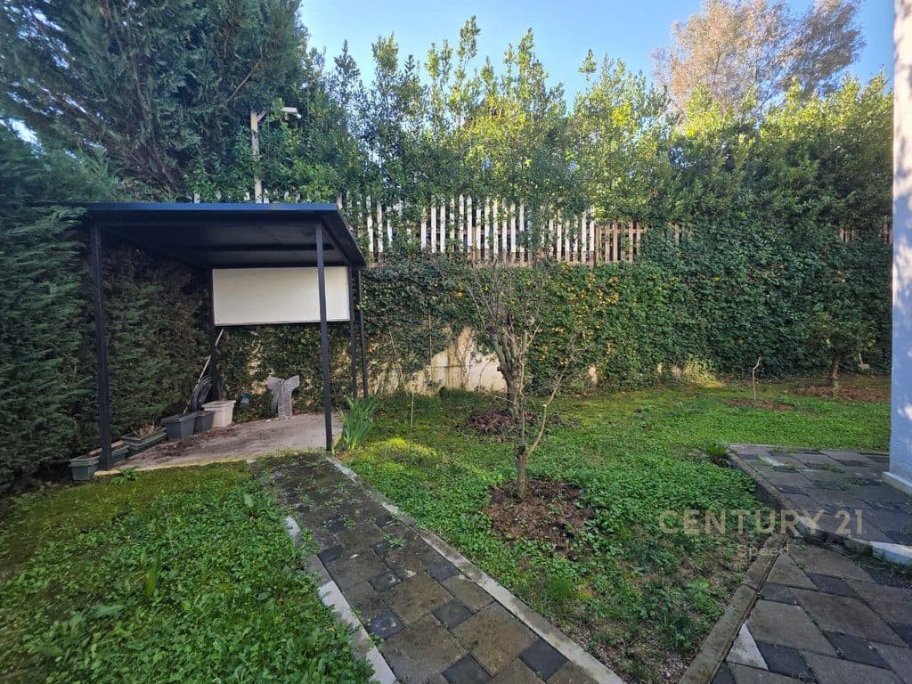 Ofrojmë vilë me oborr për qira në një ndër komplekset më të mira në periferi të Tiranës! 2