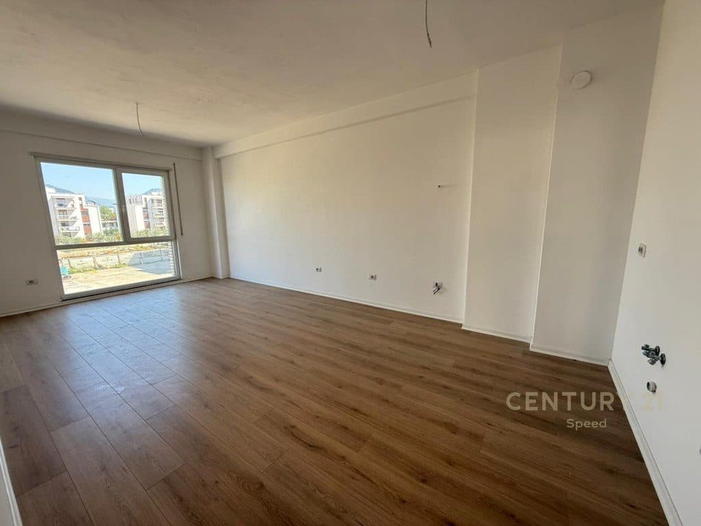 Shitet Apartament 2+1 me Verandë në Unazën e Re! 2