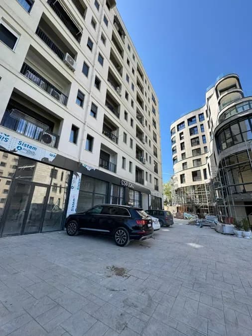 Ambjent Tregtar për qira Liqeni Thatë - K. Botanik - K. Zoologjik (Tiranë - qyteti)