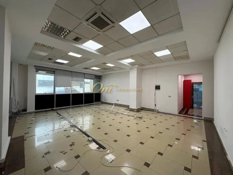 RRUGA E BARRIKADAVE AMBIENT ZYRE PER QERA