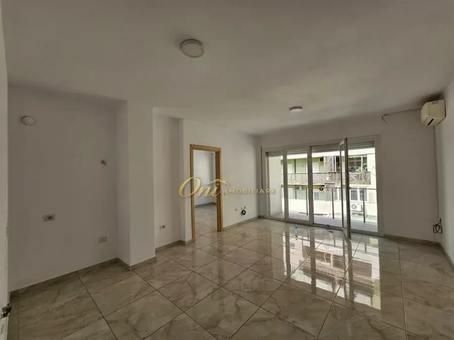 ZOGU I ZI, AMBIENT ZYRE PER QERA