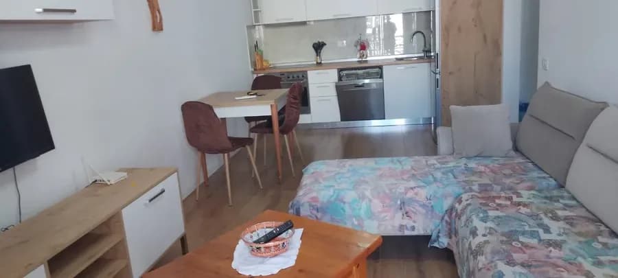 JEPET APARTAMENT ME QERA 1+1, ISH PARKU I AUTOBUSAVE