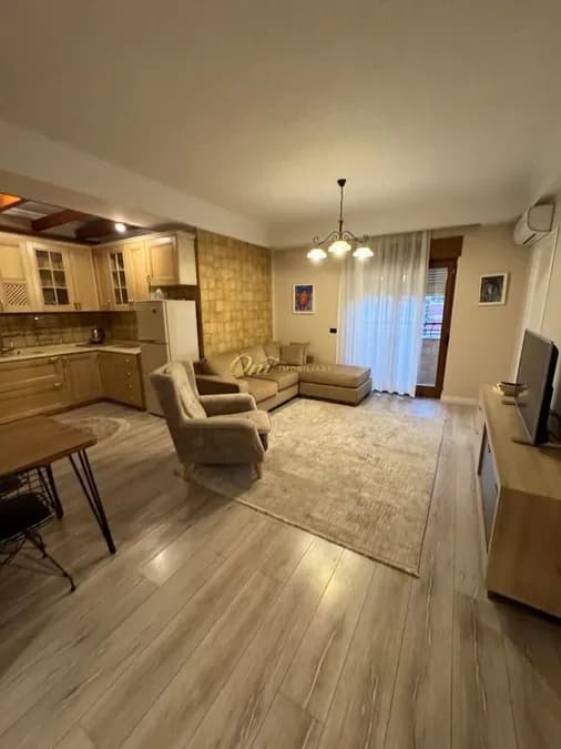QENDER, JEPEN DY APARTAMENTE ME QERA PER AIRBNB
