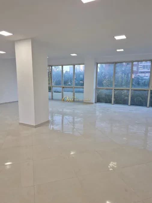 BULEVARDI I RI, AMBIENT ZYRE PRE QERA