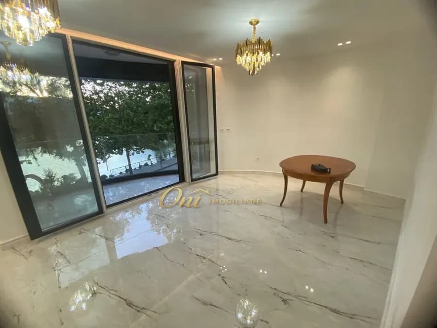 LIQENI I THATE, AMBIENT ZYRE 120M2 PER QERA