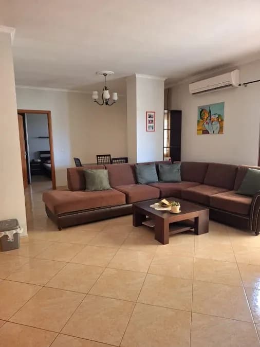 JEPET APARTAMENT ME QERA 2+1, RRUGA E BARRIKADAVE