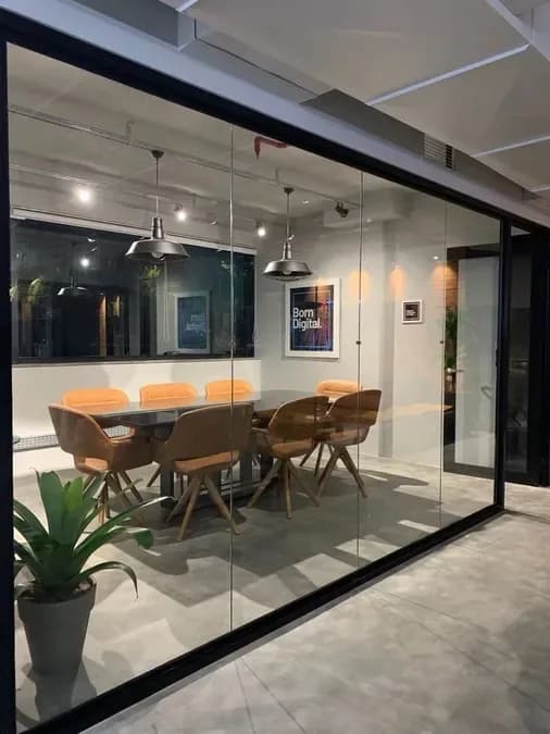 Zyrë për qira Komuna e Parisit - Kristal Center (Tiranë - qyteti)
