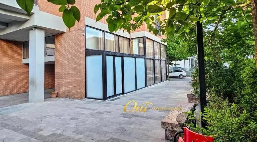 Ambjent Tregtar për qira Tiranë - qyteti