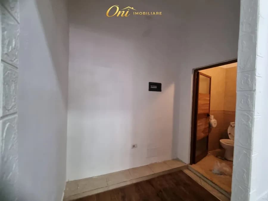 Store to rent Myslym Shyri Str. (Tirana - city) 2