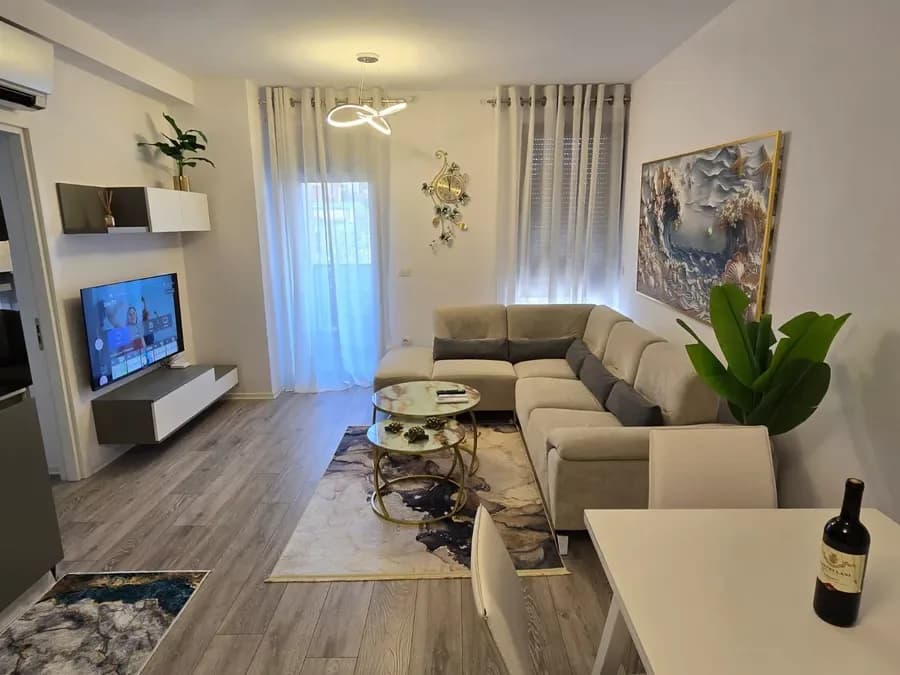 JEPET APARTAMENT ME QERA 1+1, ALI DEMI