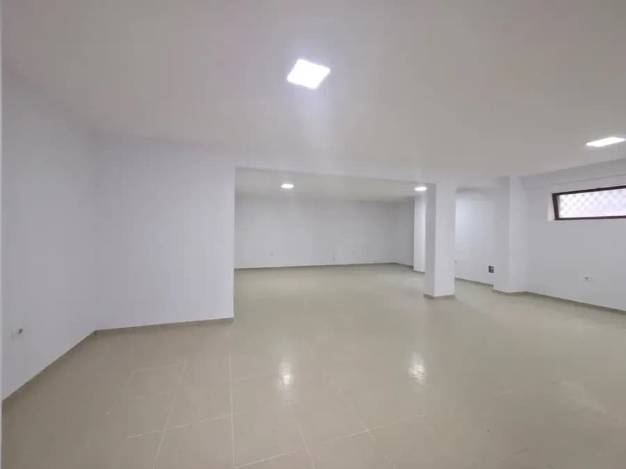 JEPET AMBIENT BIZNESI ME QERA •SIPERFAQE TOTALE 90M2 •KATI 0 •OPEN SPACE •TUALET •PALLAT EKZISTUES •AMBIENT I NDRICUAR MJAFT MIRE •2 HYRJE •KOPSHTI BO