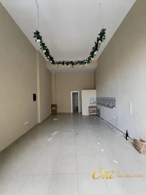 Store to rent Komuna e Parisit - Kristal Center (Tirana - city)