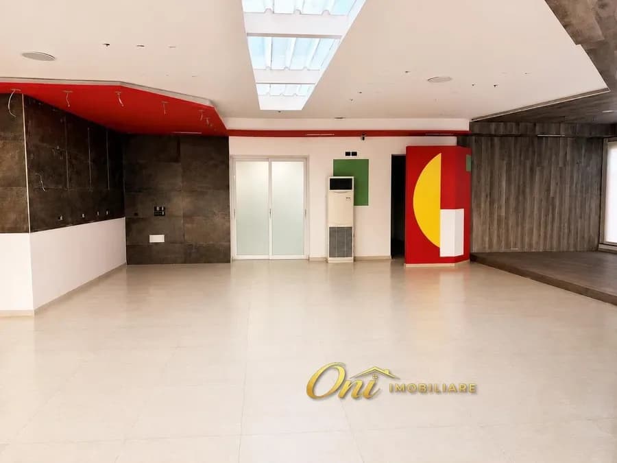 JEPET AMBIENT BIZNESI ME QERA, QENDER