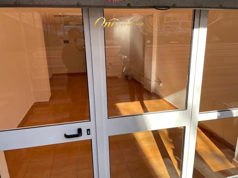 Store to rent Komuna e Parisit - Kristal Center (Tirana - city)