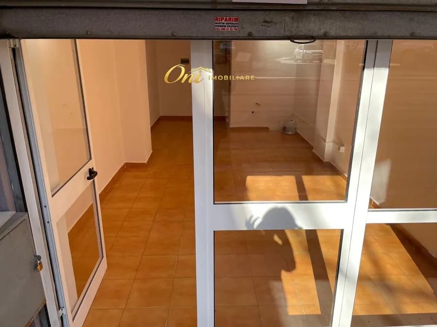 Store to rent Komuna e Parisit - Kristal Center (Tirana - city) 2