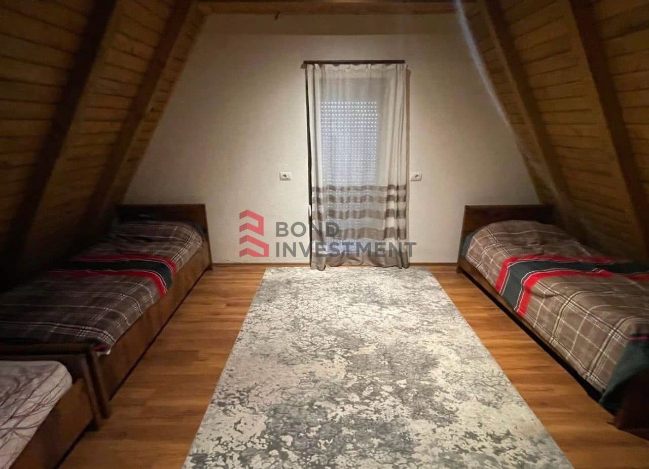 Vilë në shitje në Artanë (Novobërdë) – 105 m² | 4.4 Ari Tokë | E Mobiluar | Me Fletë Posedimi