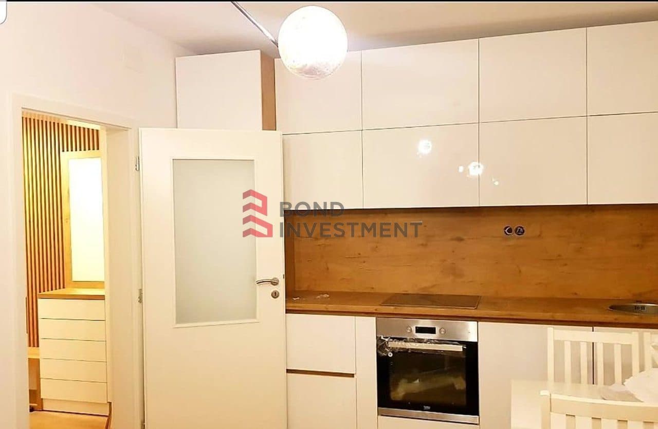 Banesë me Qira në Bregun e Diellit – Lokacion i Përshtatshëm dhe Komod