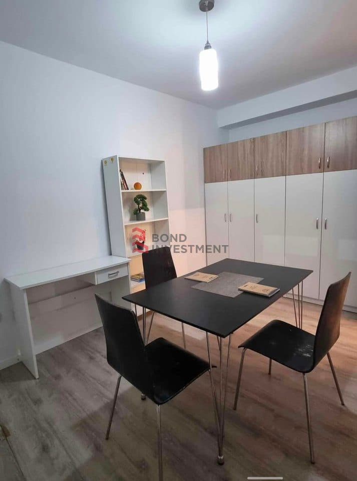 Zyrë me Qira | 61m² | E Mobiluar | Rruga C 4