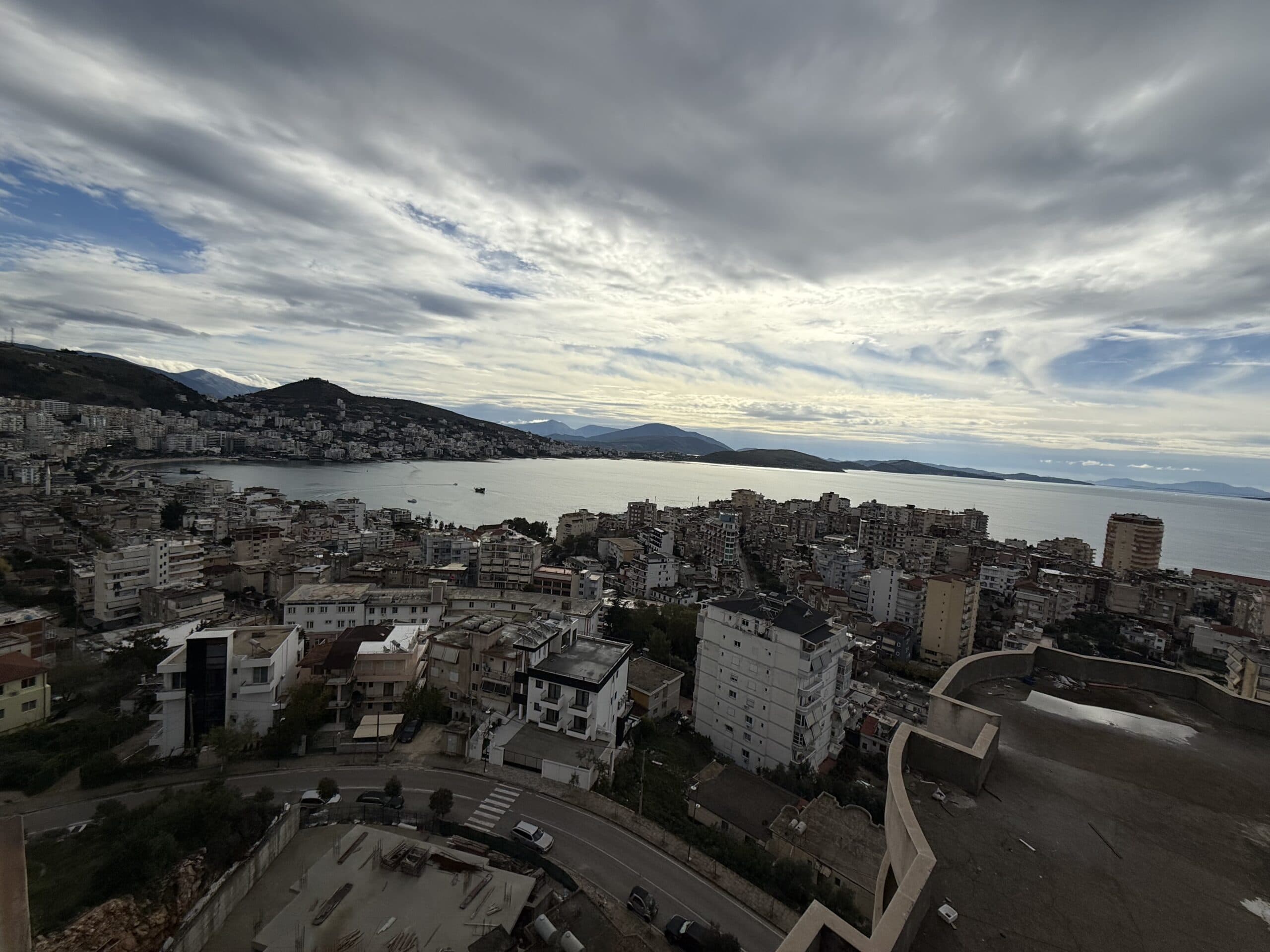 Apartament me 3 Dhoma Gjummi dhe Pamje Panoramike nga Deti 2