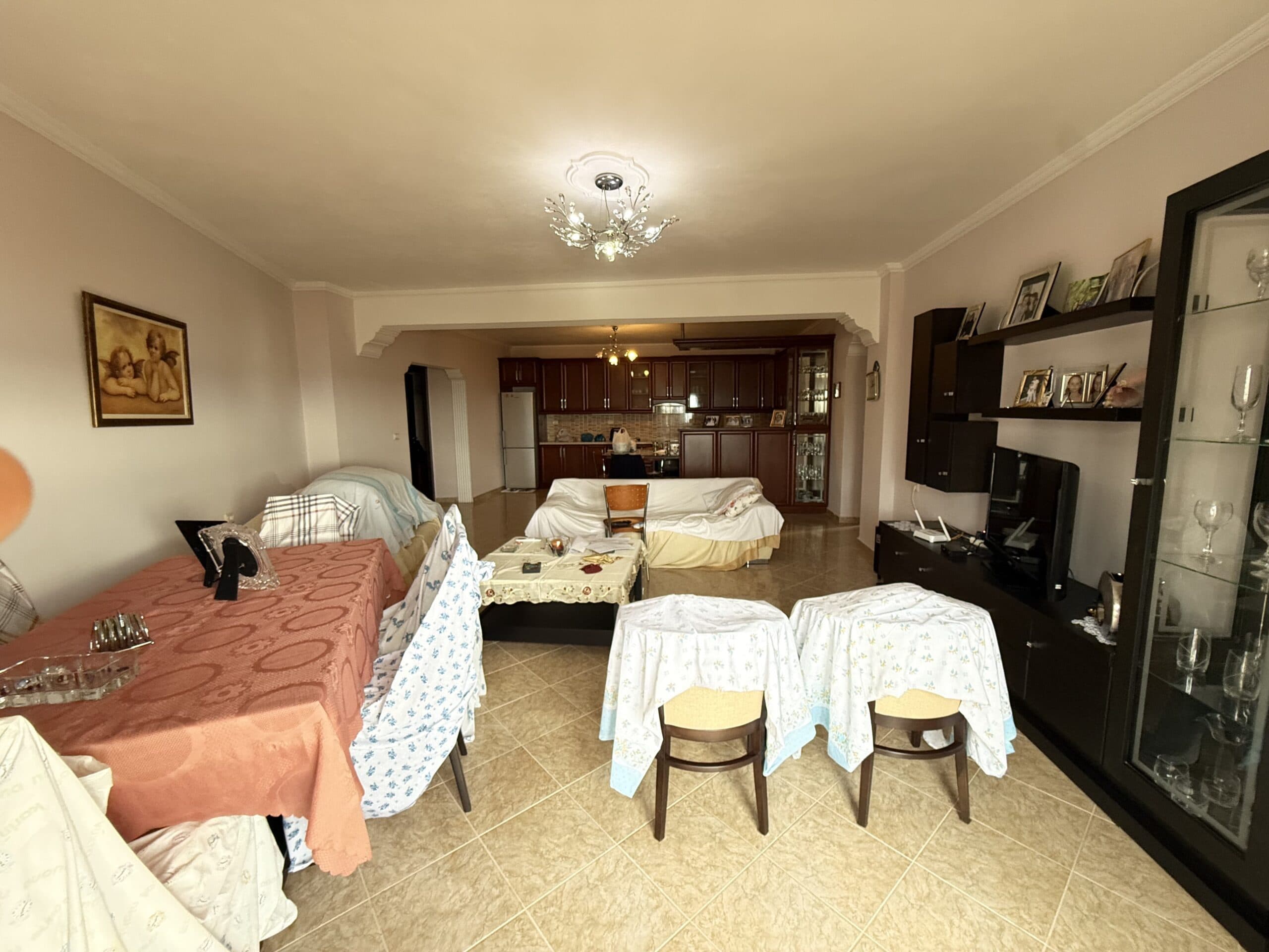 Apartament me 3 Dhoma Gjummi dhe Pamje Panoramike nga Deti 4
