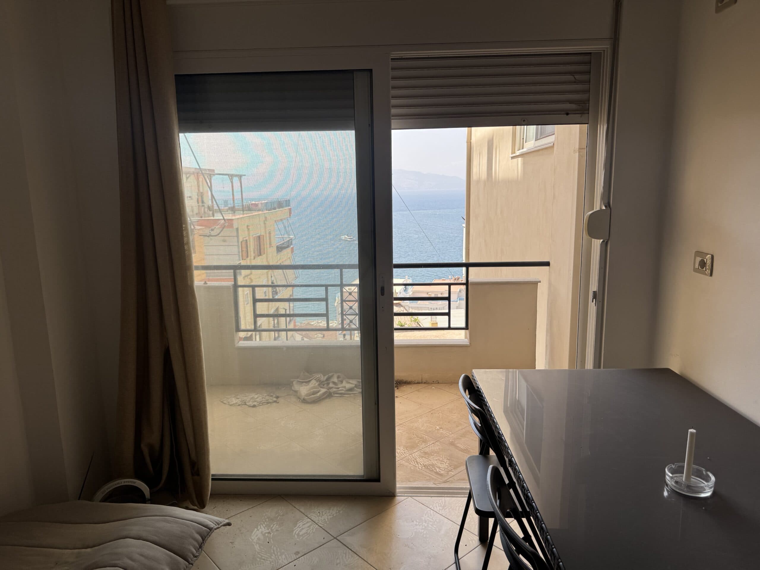 Apartament me dy dhoma gjumi me pamje të pjesshme nga deti për shitje në Sarandë 3
