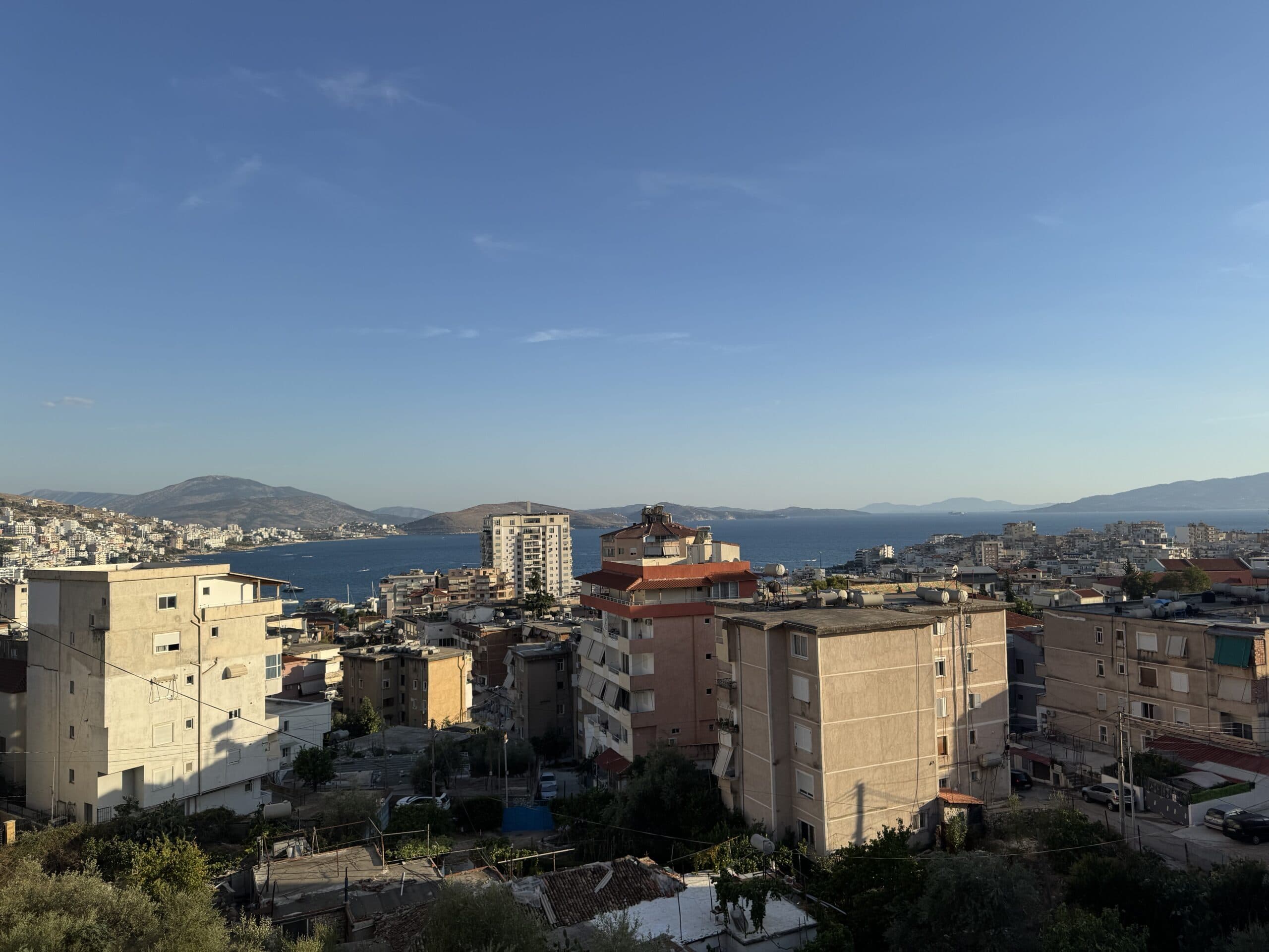 Apartament me Dy Dhoma për shitje në Sarandë me pamje të plotë nga deti