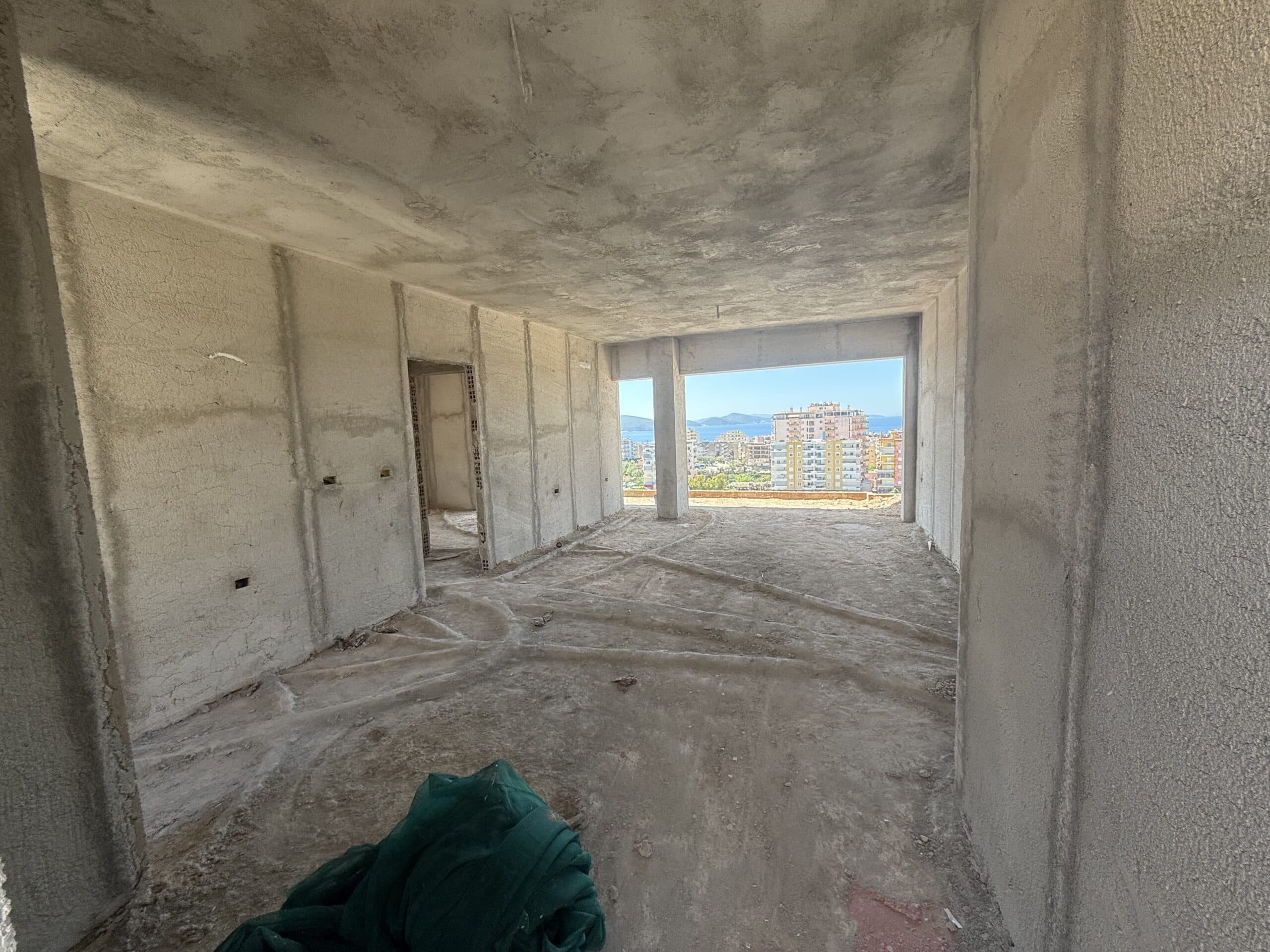 Apartament në katin e fundit me dy dhoma gjumi në shitje në Rezidencën e Ndërtesës së Re