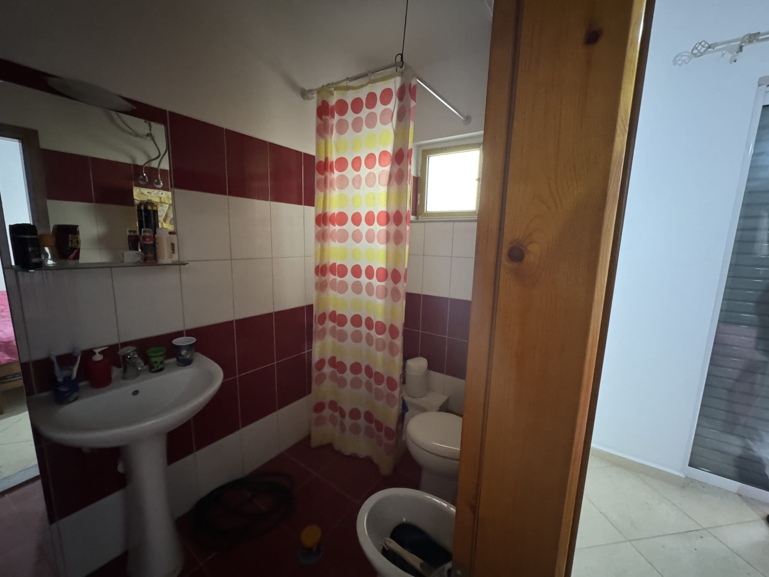 Apartament me dy dhoma gjumi me pamje të pjesshme nga deti për shitje në Sarandë 4