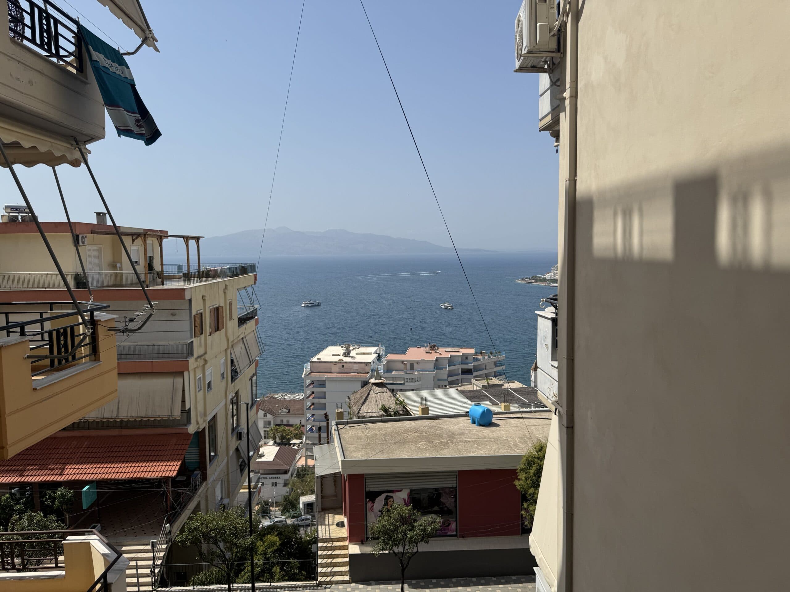 Apartament me dy dhoma gjumi me pamje të pjesshme nga deti për shitje në Sarandë 2