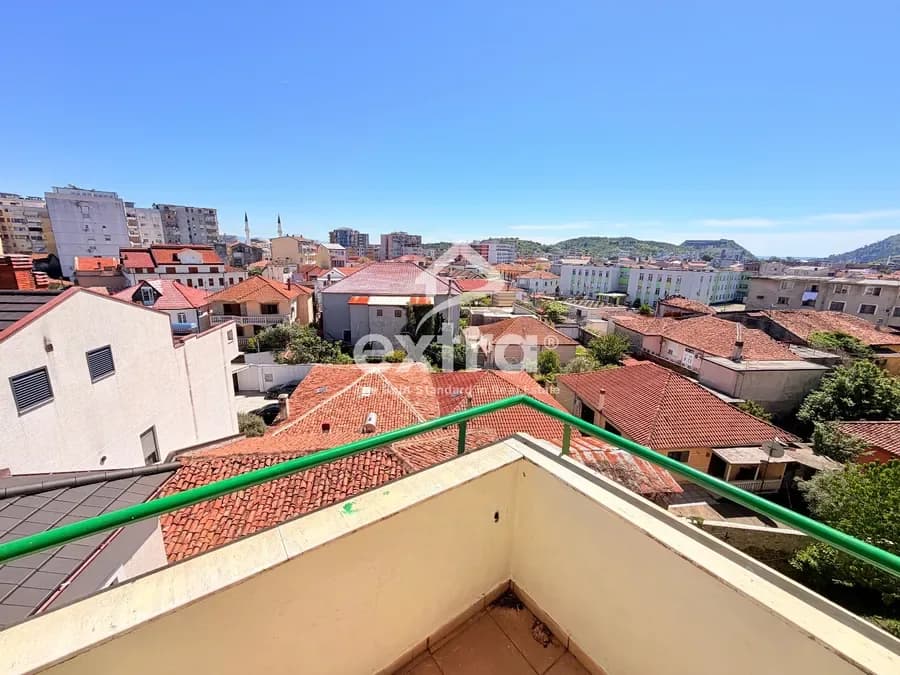 Shitet 1+1 me garazh ne zdrale shkoder