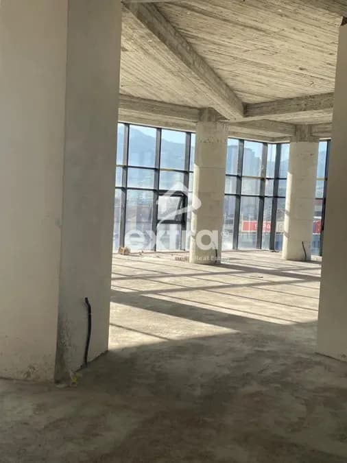 Shitet ambjent biznesi ne qender Elbasan 500m2