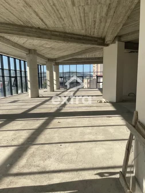 Shitet ambjent biznesi ne qender Elbasan 500m2