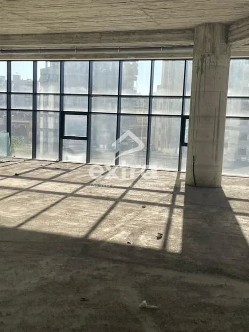Shitet ambjent biznesi ne qender Elbasan 500m2