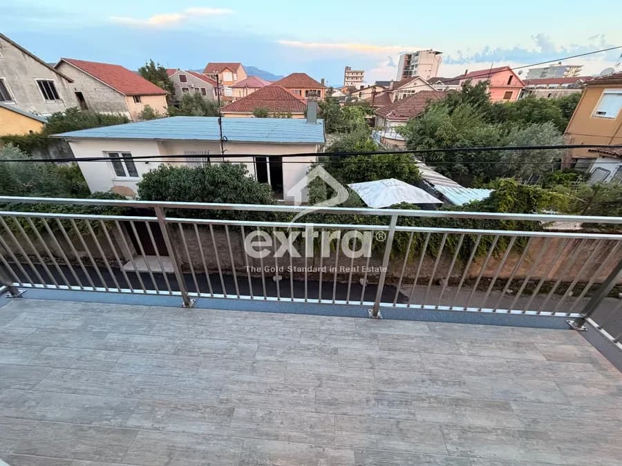 Jepet me qira 6 hyrje me garazh 5 min nga pedonale