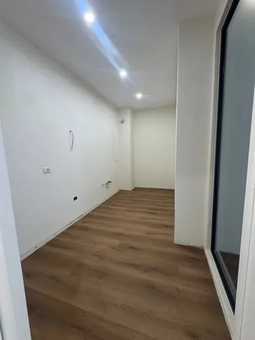 Shitet 2+1+2 + Parkim , Liqeni Thate , tek Radisson 3