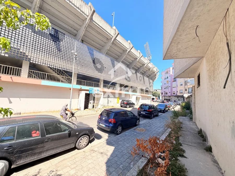 Shitet ambjent biznesi rruga gjane shkoder 2