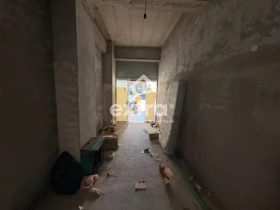 Shitet dyqan kati perdhe ne zdrale 107.000 € 4