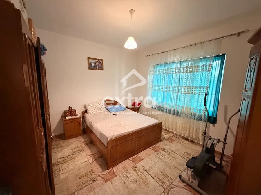 Shitet shtepi private 2 kateshe 3 min nga Merkata 4
