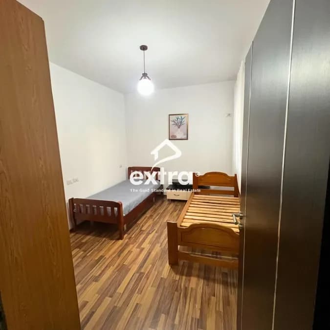 🔥QIRA 2+1🔥 📍Ruga Fortuzi,Tirane 📐Sipërfaqe: 120m2 🛋️ 1 Sallon + kuzhinë 🛏️ 2 Dhoma gjumi 🚽 1 Tualet * Mobiluar * Locacion shum te mire * 5min 3