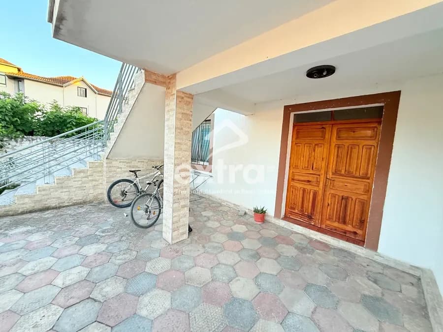 Jepet me qira kati 1 nje vile private 300 mije lek