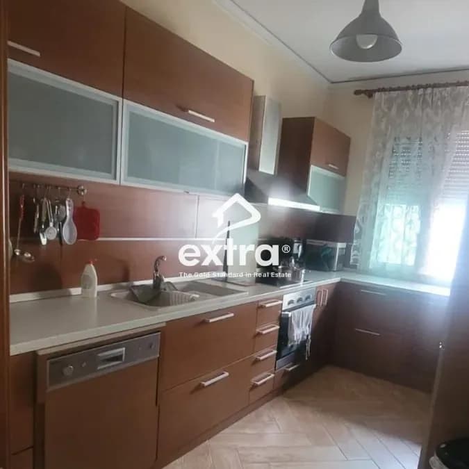 Qira Vila Tek Treshi, Insitut, Tirane 2