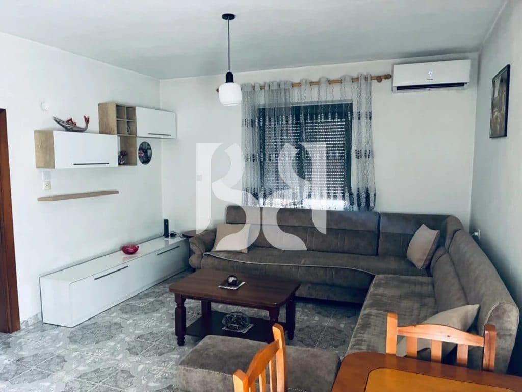 APARTAMENT ME QERA 2+1 PRANE UET, PORCELAN*