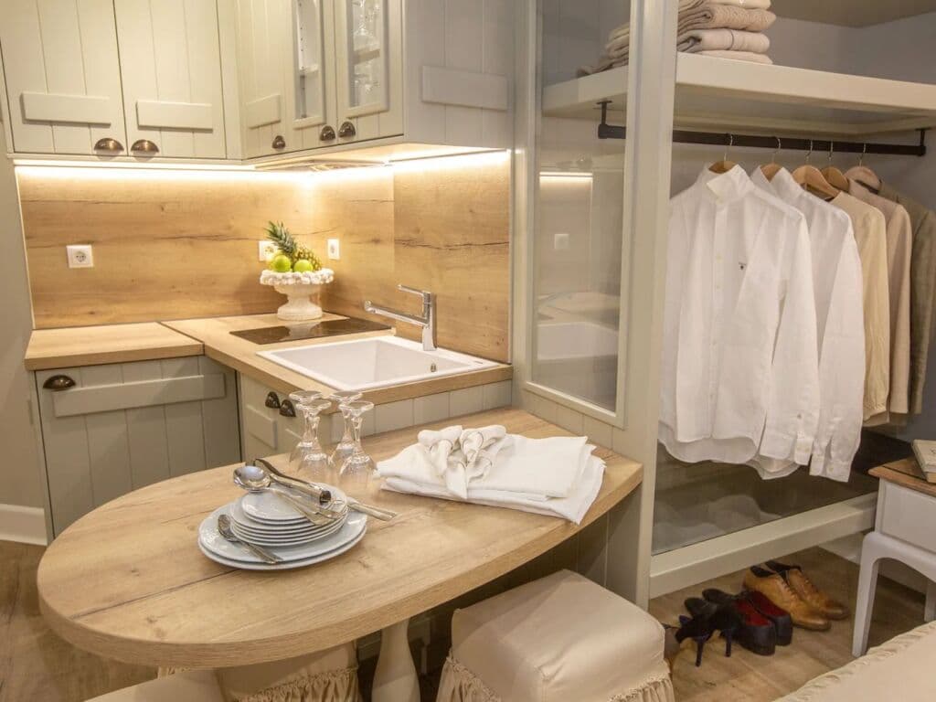 JANINE/GREQI SHITEN 3 GARSONIERE DHE NJE DELUXE APARTAMENT 4