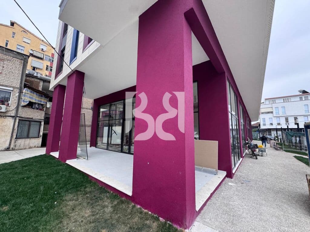 *AMBIENT/DYQAN ME QIRA NE KOMUNEN E PARISIT ME 1 POSTE PARKIMI 2