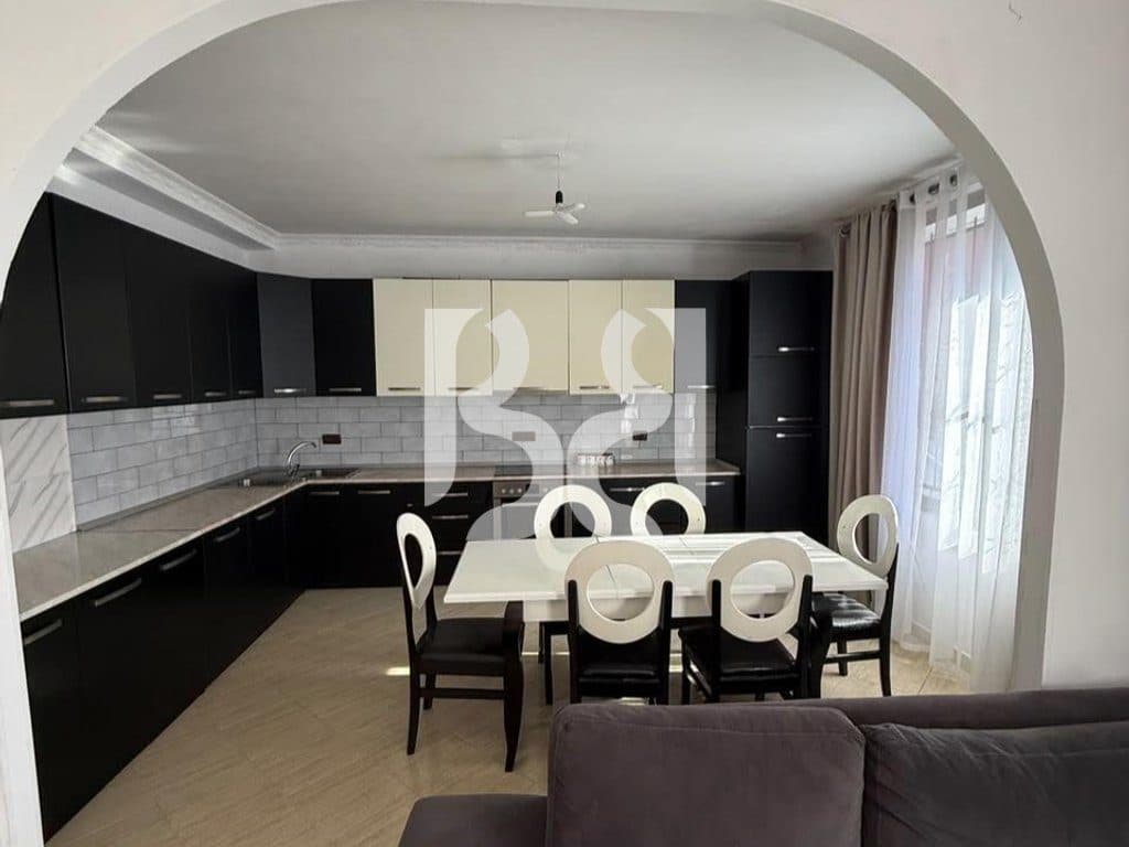 APARTAMENT ME QERA 2+1 TE VASIL SHANTO** 4