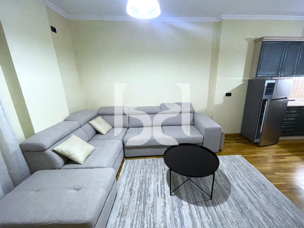 Apartament 1+1 me Qira pranë Drejtorisë së Policisë – Rruga Myslym Shyri | 55 m² | Kati 4 | 70,000 Lekë
